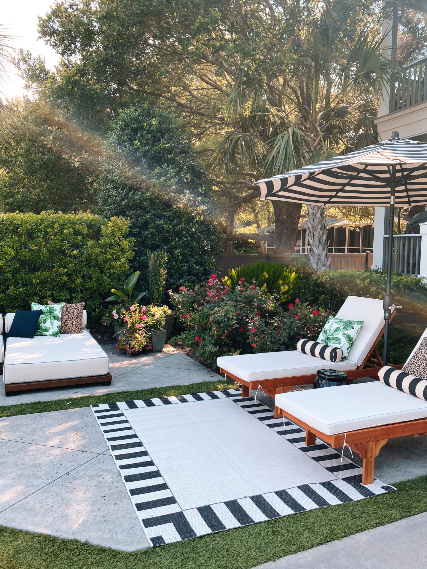 Black and White Outdoor Patio Inspiration for a Classic Summer by the Pool